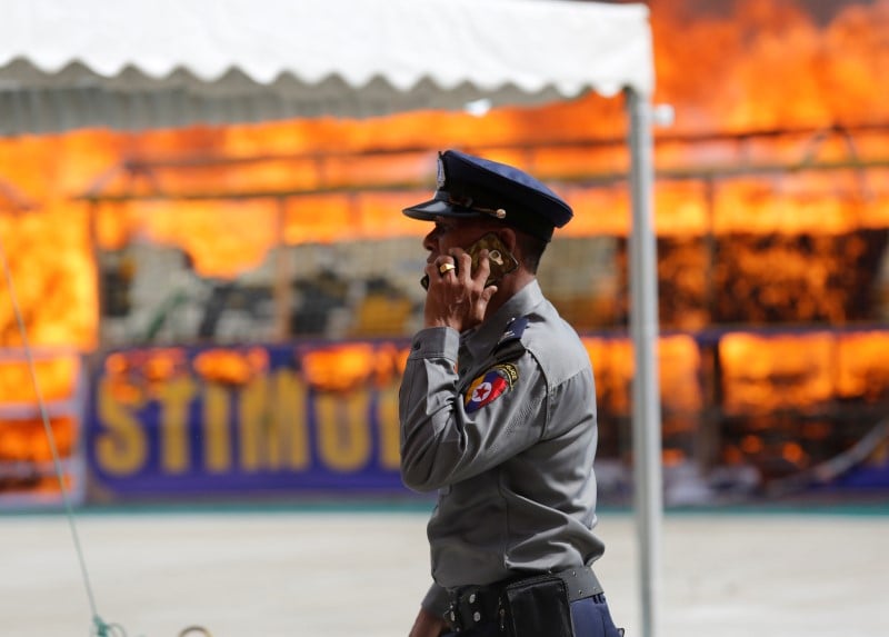 Birmanie et thailande brulent pour pres de 720 million d'euros de drogues