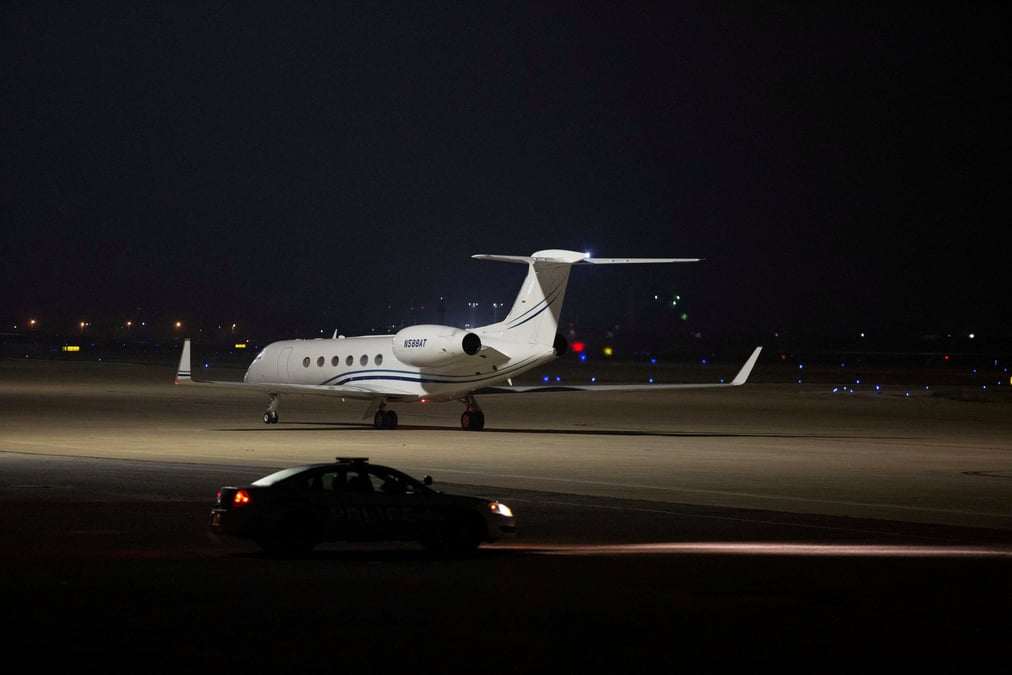 L'avion transportant brittney griner arrive apres sa liberation de prison en russie a san antonio, texas