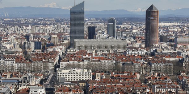 Les collectivités territoriales doivent répondre à l'épineuse question du manque de logements, associée à l'application de la loi Zéro artificialisation nette des sols, visant à réduire de moitié la consommation d'espaces par rapport à la décennie précédente.