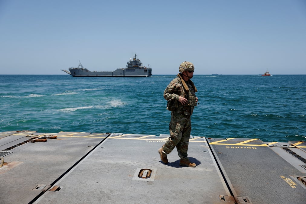 Un soldat sur la jetee flottante construite au large de la bande de gaza