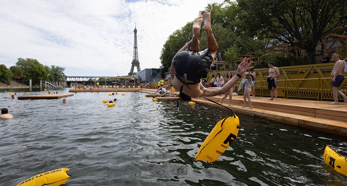 Un siècle après son interdiction, la baignade dans la Seine est de nouveau autorisée.