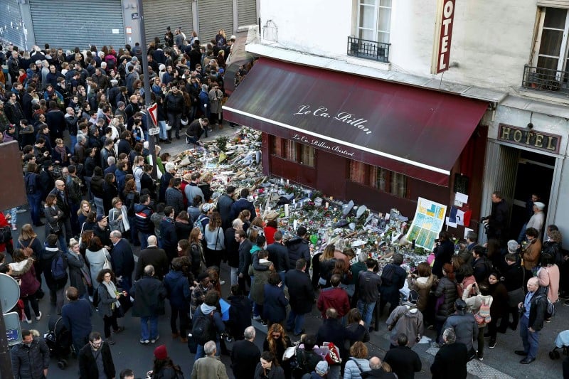 Recueillement devant le carillon apres les attentats de vendredi soir
