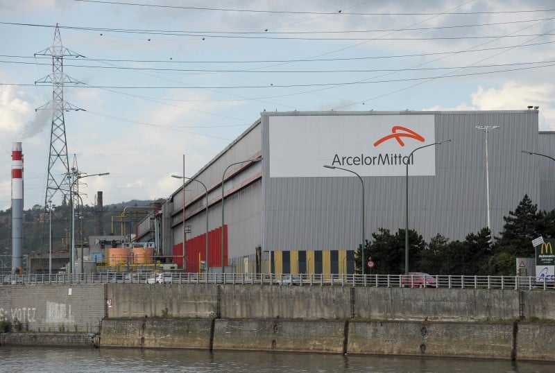 Arcelormittal et le cac 40 dans le rouge a la bourse de paris a mi-seance