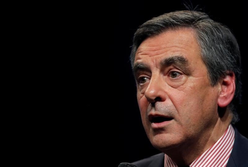 Fillon brandit son experience et se demarque de sarkozy