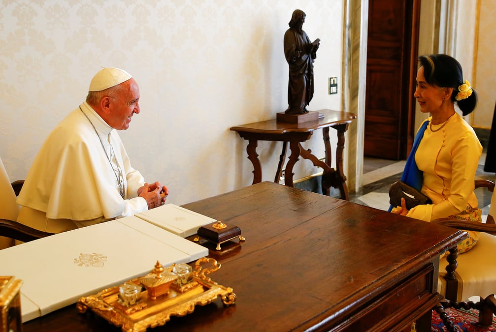 Le pape francois recoit la dirigeante birmane aung san suu kyi