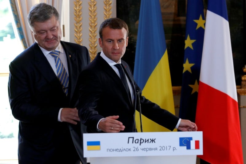 Macron ecarte pour l'heure toute alternative a l'accord de minsk