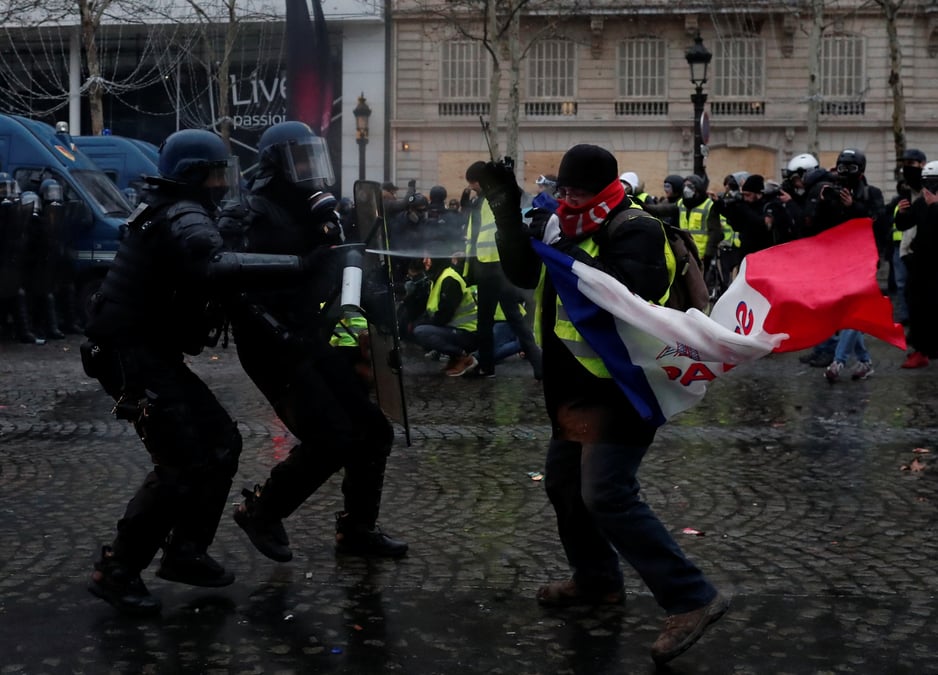 "gilets jaunes": ferrand demande de "liberer" l'espace public