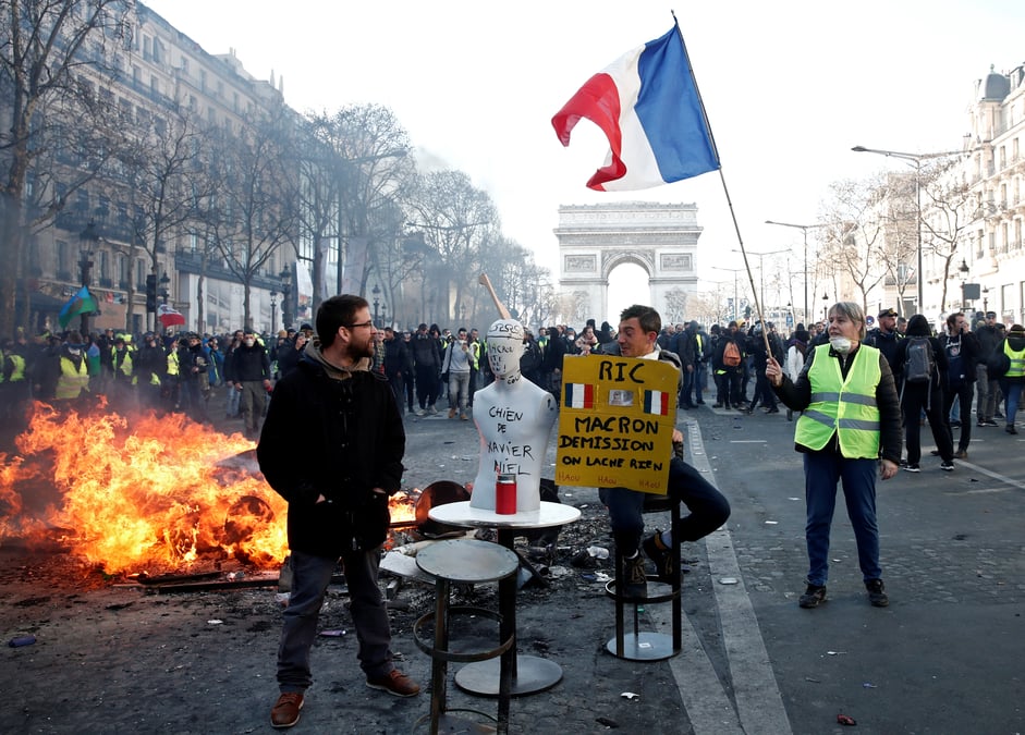 "gilets jaunes": l'executif en quete de solutions face aux violences