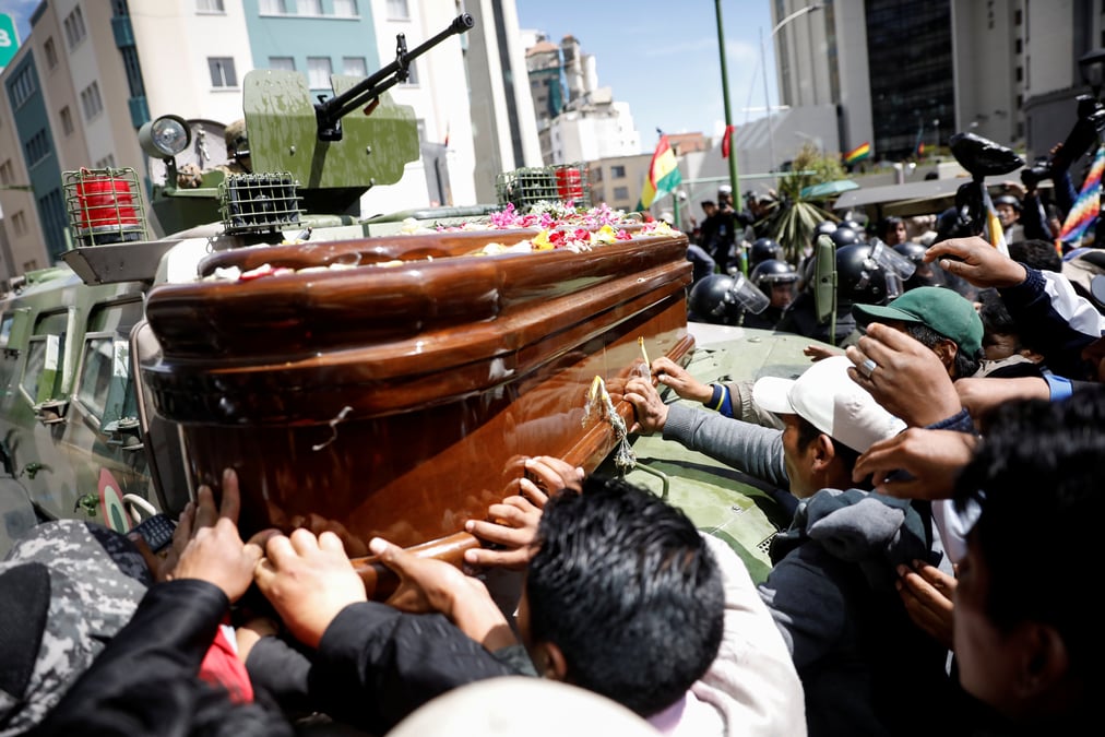 Bolivie: des pro-morales defilent avec les cercueils de manifestants tues