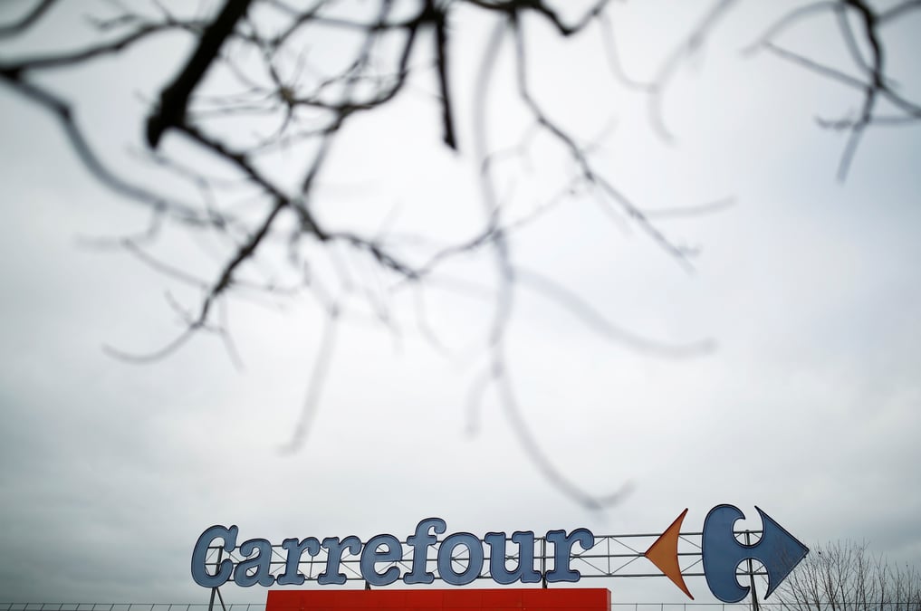 Elisabeth borne "opposee" a un rachat de carrefour par couche-tard