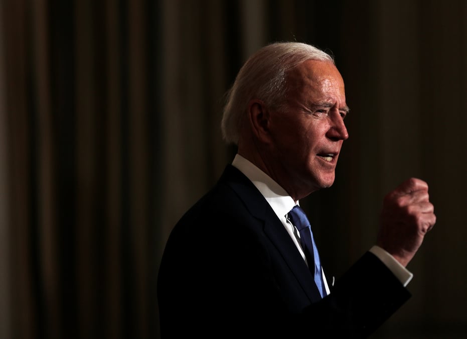 Usa: biden, a peine investi, renforce la lutte contre le covid-19