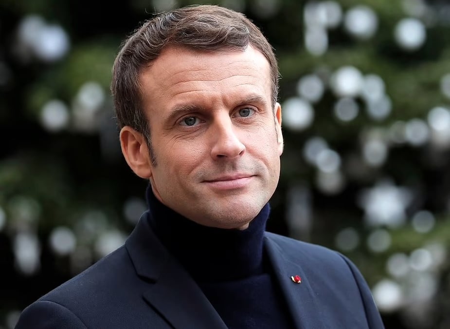 Macron en col roulé