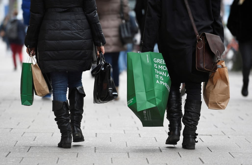 Photo d'archives: des personnes portent leurs sacs de courses dans le centre-ville de hambourg