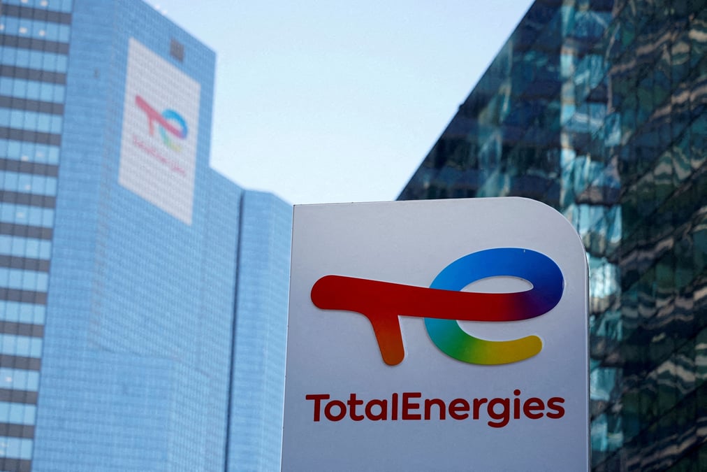 Logo de totalenergies sur une station de ravitaillement pour vehicules electriques dans le quartier d'affaires de la defense