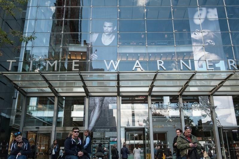 Time warner assure n'avoir ete approche que par at&t