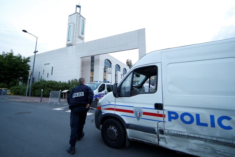 Un homme tente de foncer dans la foule devant une mosquee de creteil