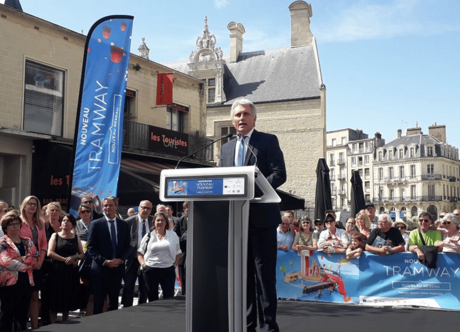 Joël Bruneau, maire de Caen et président de la communauté urbaine Caen la Mer, inaugure le nouveau tramway.