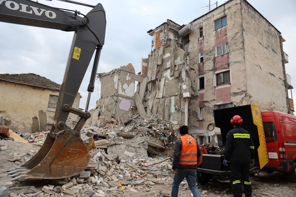 Le bilan monte a 30 morts apres le seisme en albanie