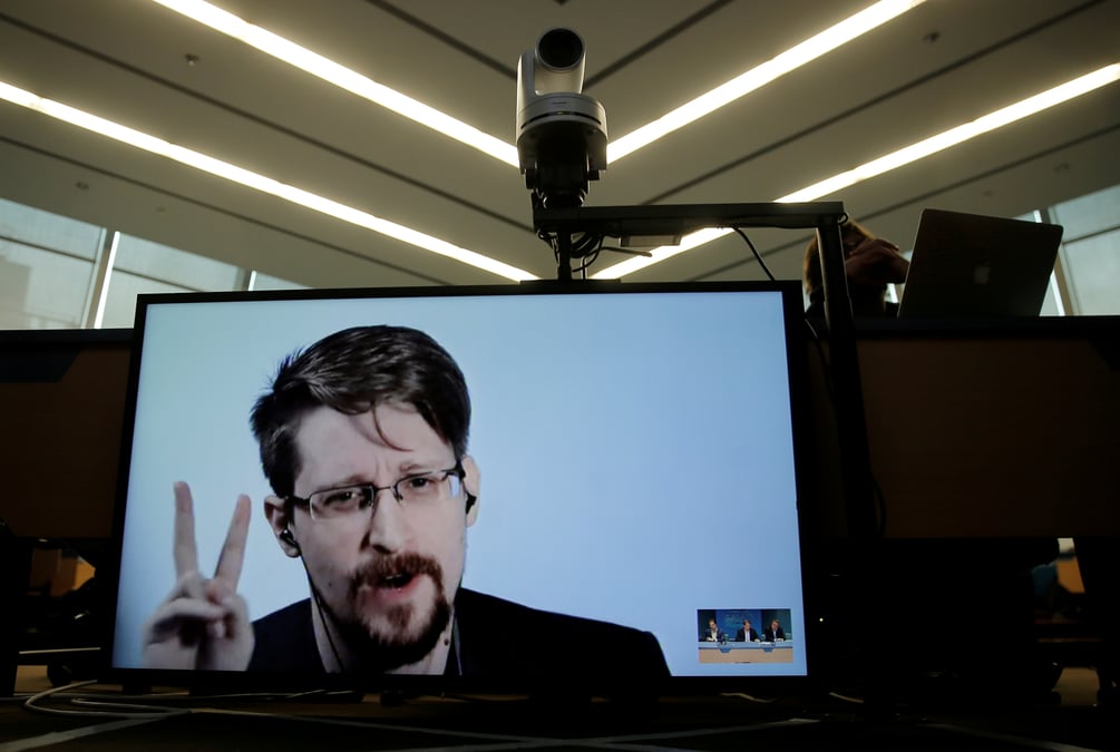 Donald trump dit envisager de gracier edward snowden