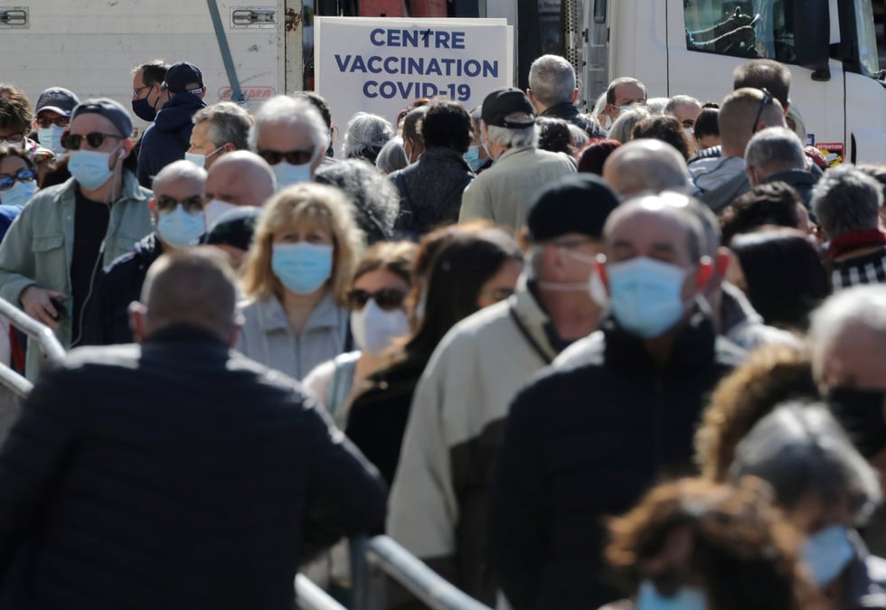 Covid: les vaccinations ouvertes aux francais de plus de 50 ans a partir du 10 mai, annonce macron