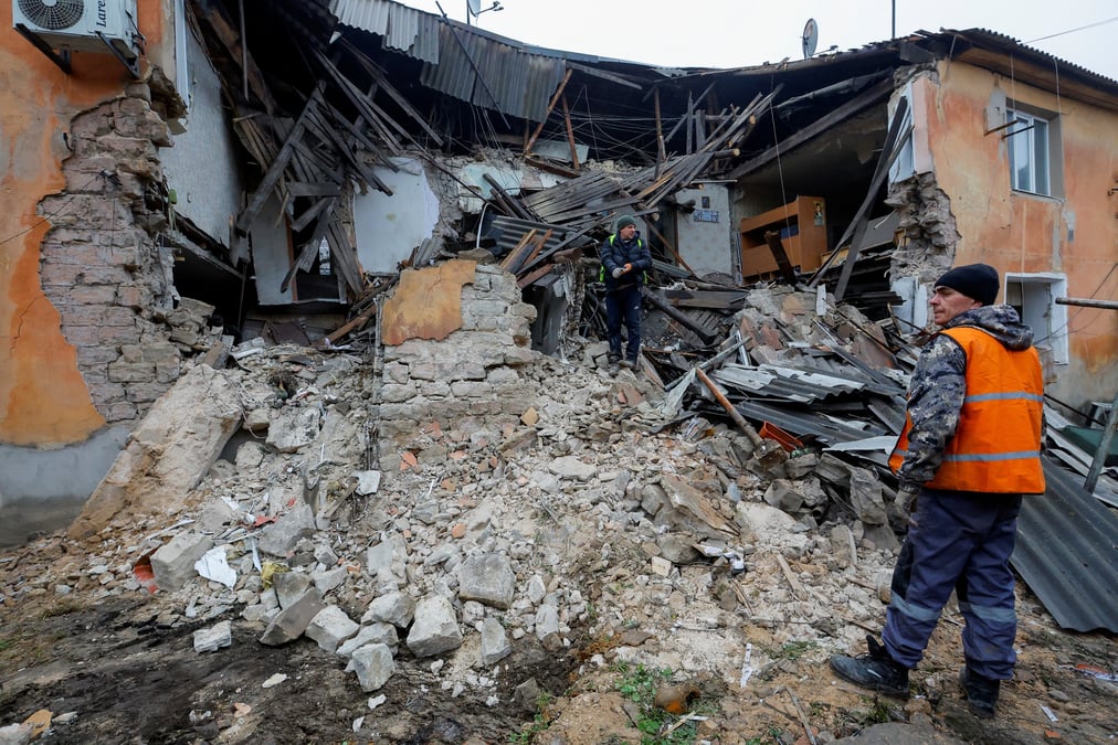 Des ouvriers enlevent les debris d'un batiment residentiel endommage par un bombardement a horlivka