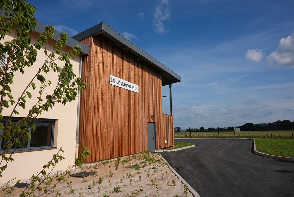 D’une surface de 400 m2, la légumerie a été construite sur un terrain de 5 000 m2, elle a été dessinée par l’architecte par l'architecte Emmanuel Dantoine, du cabinet Seretec, implanté à Rillieux-la-Pape.