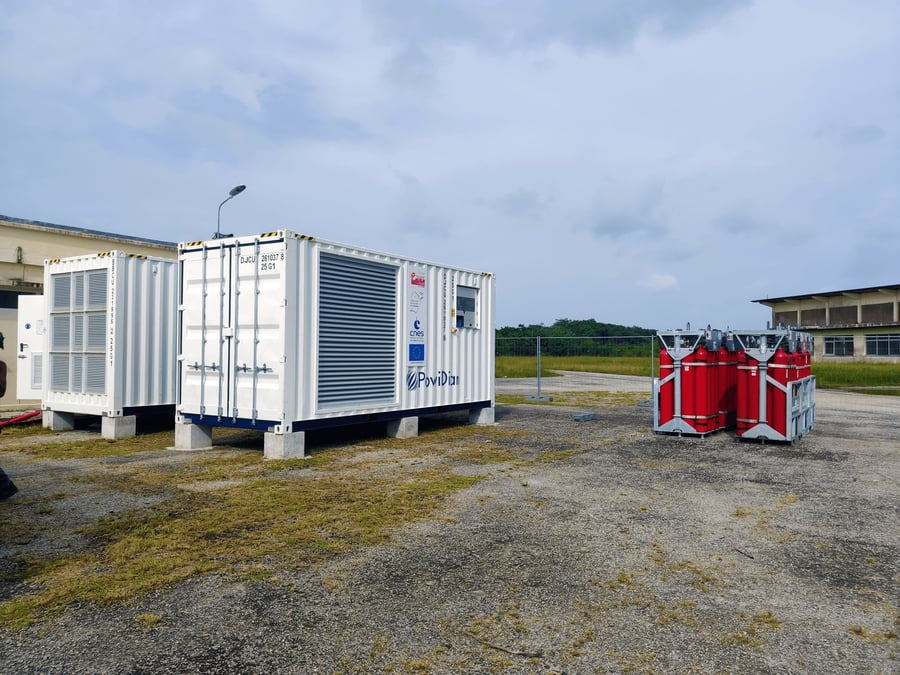 La station électrique alimentée à l'hydrogène installée par Powidian pour le compte d'Arianegroup à Kourou en Guyane