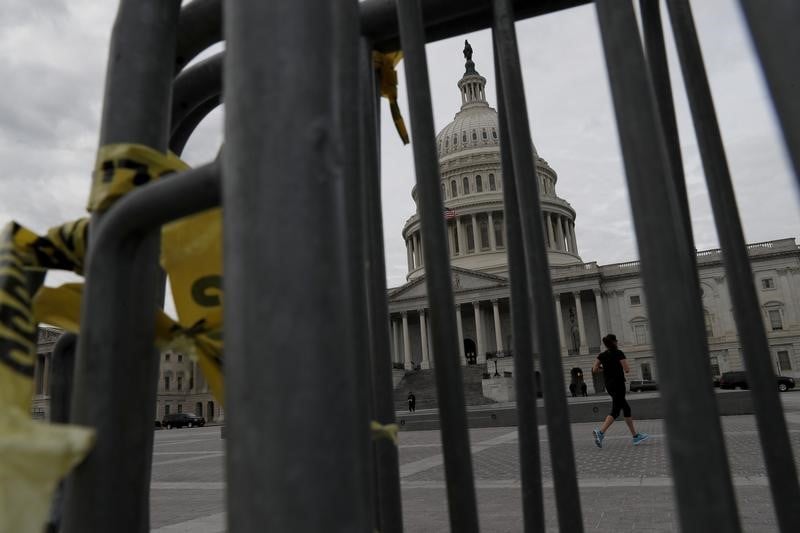 Usa: une motion eloignant un nouveau "shutdown" adoptee