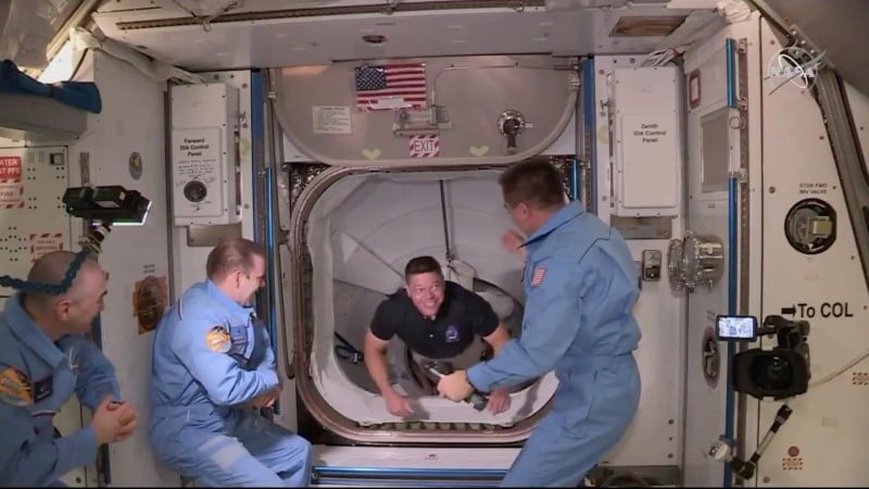 Les deux astronautes de spacex sont arrives dans l'iss