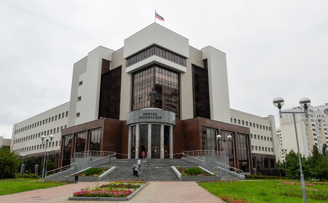 Le batiment de la cour regionale de sverdlovsk avant une audience du proces de ksenia karelina