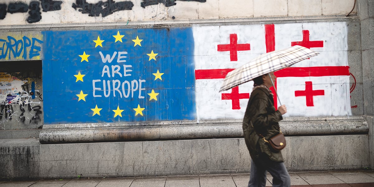Drapeaux georgien et europeens peints sur un mur dans le centre-ville de Tbilissi.