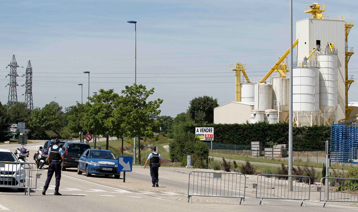 La france visee par un nouvel attentat, un mort, deux blesses