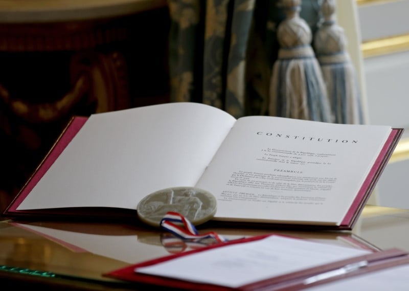 La droite veut un "accord global" sur la constitution