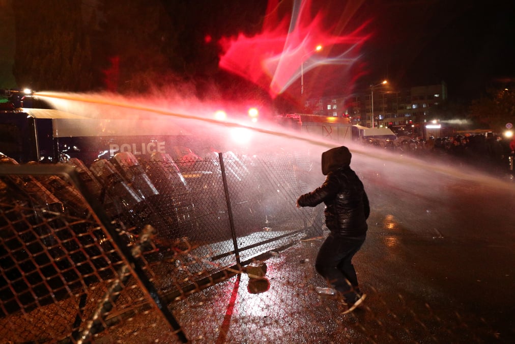 L'opposition georgienne conteste les legislatives, heurts avec la police