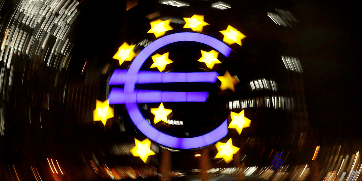 Photo d'archives du signe euro devant l'ancien siege de la banque centrale europeenne a francfort, en allemagne