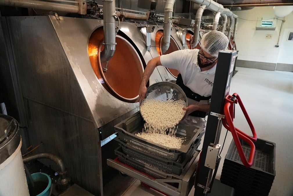 Jordan Chajuolleau, dragéiste qui utilise un exosquelette pour transvaser les bonbons à l'anis et un Liftop pour que les palettes soient toujours à mi-hauteur. @Amandine Ibled