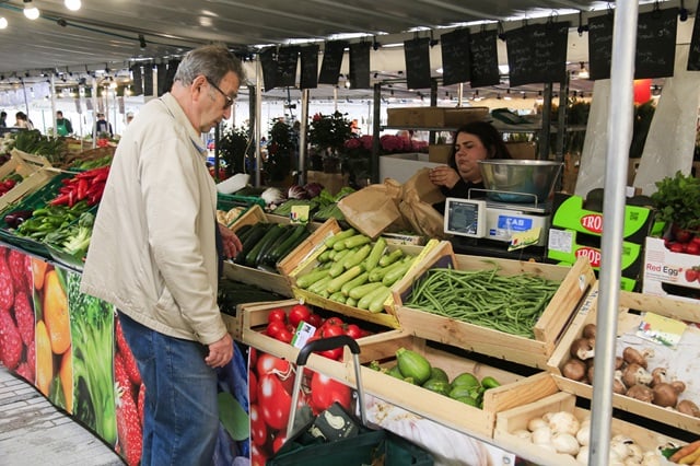 La consommation devrait légèrement rebondir en 2024, selon l'Insee.