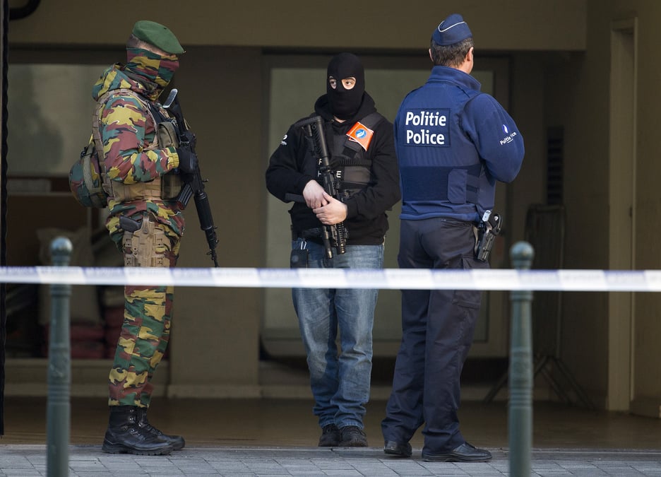 L'avocat du suspect du metro de bruxelles affirme que son client coopere avec la police