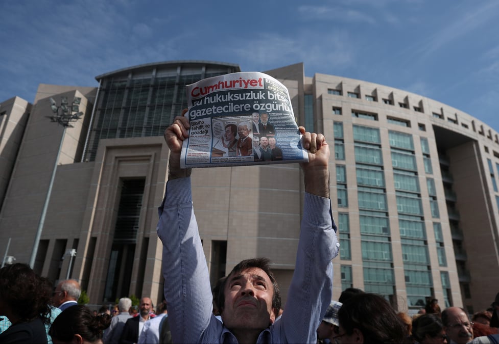 Turquie: l'editorialiste de cumhuriyet remis en liberte