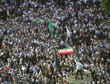 LES PARTISANS D'AHMADINEJAD MANIFESTENT À TÉHÉRAN