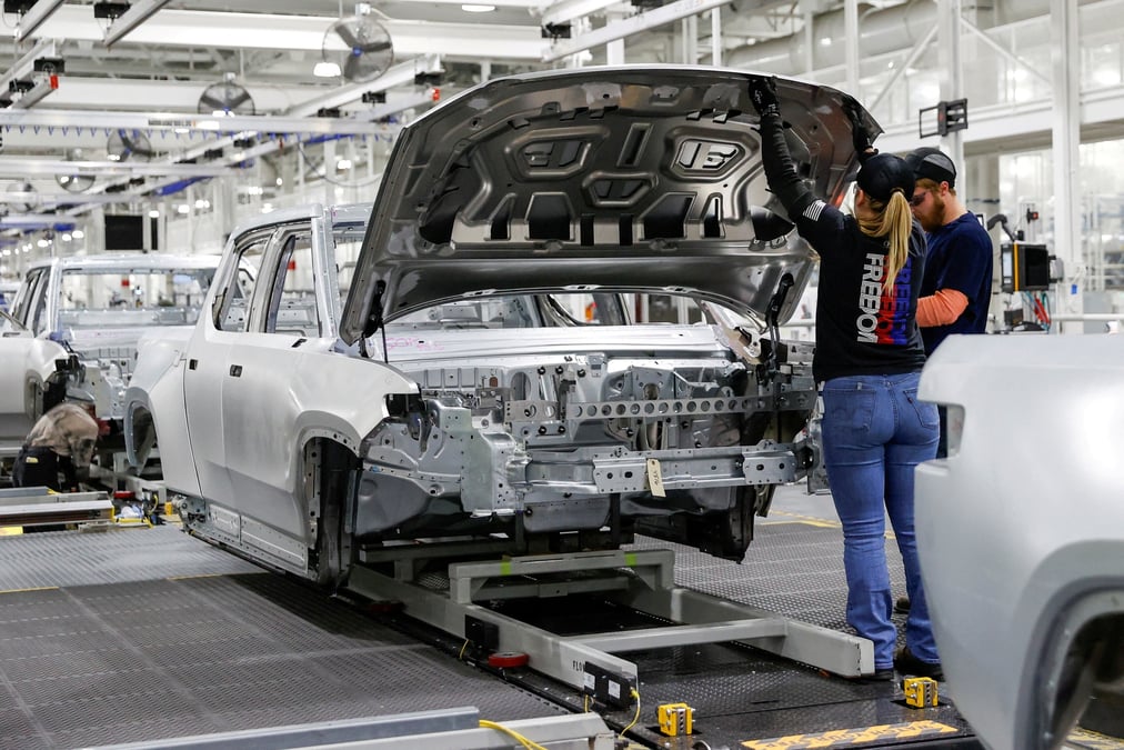 Des employes travaillent sur une chaine de montage dans l'usine de vehicules electriques de la startup rivian automotive a normal, illinois