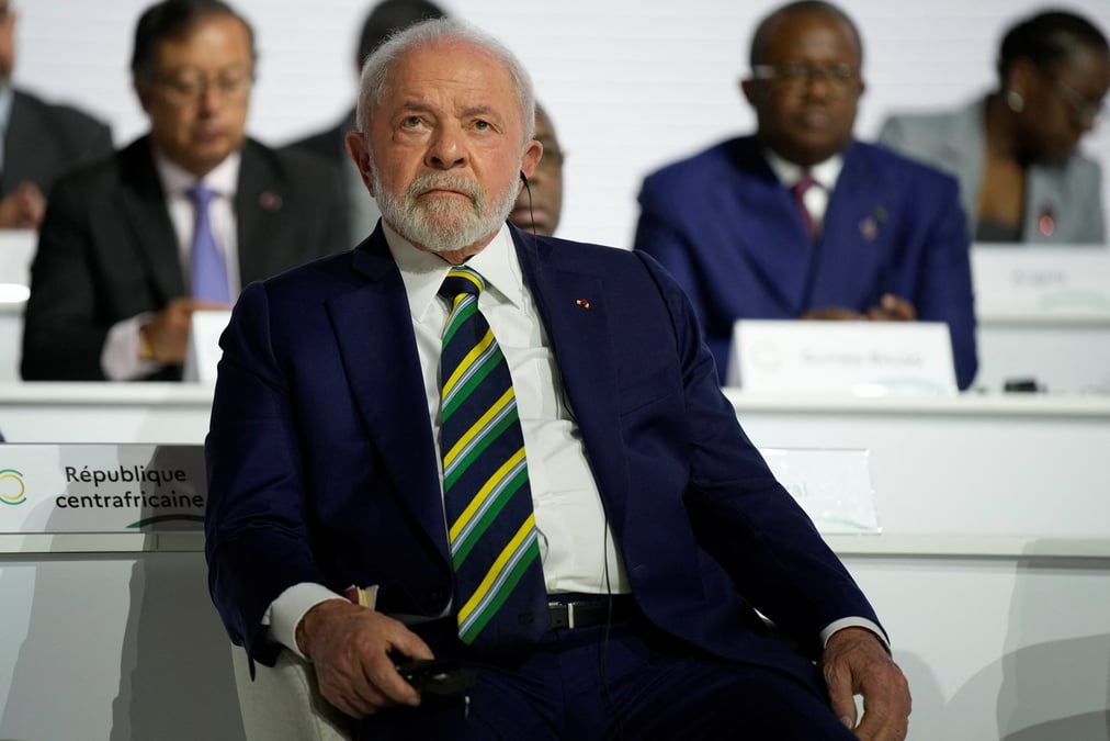 Le president bresilien luiz inacio lula da silva ecoute la seance de cloture du sommet du nouveau pacte financier mondial, a paris
