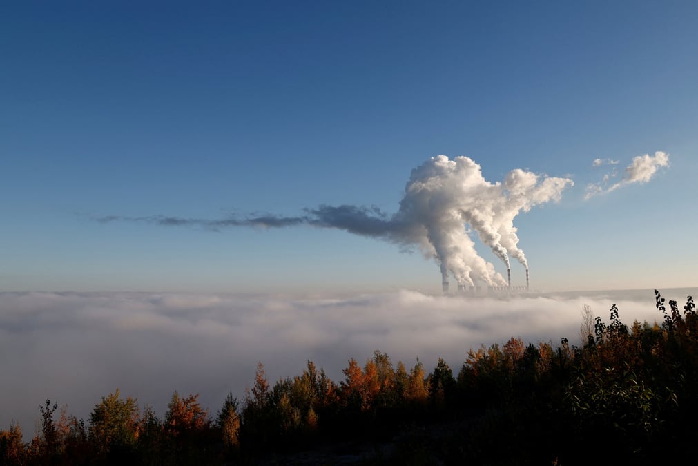 De la fumee et de la vapeur s'echappent de la centrale electrique de belchatow a zlobnica, en pologne