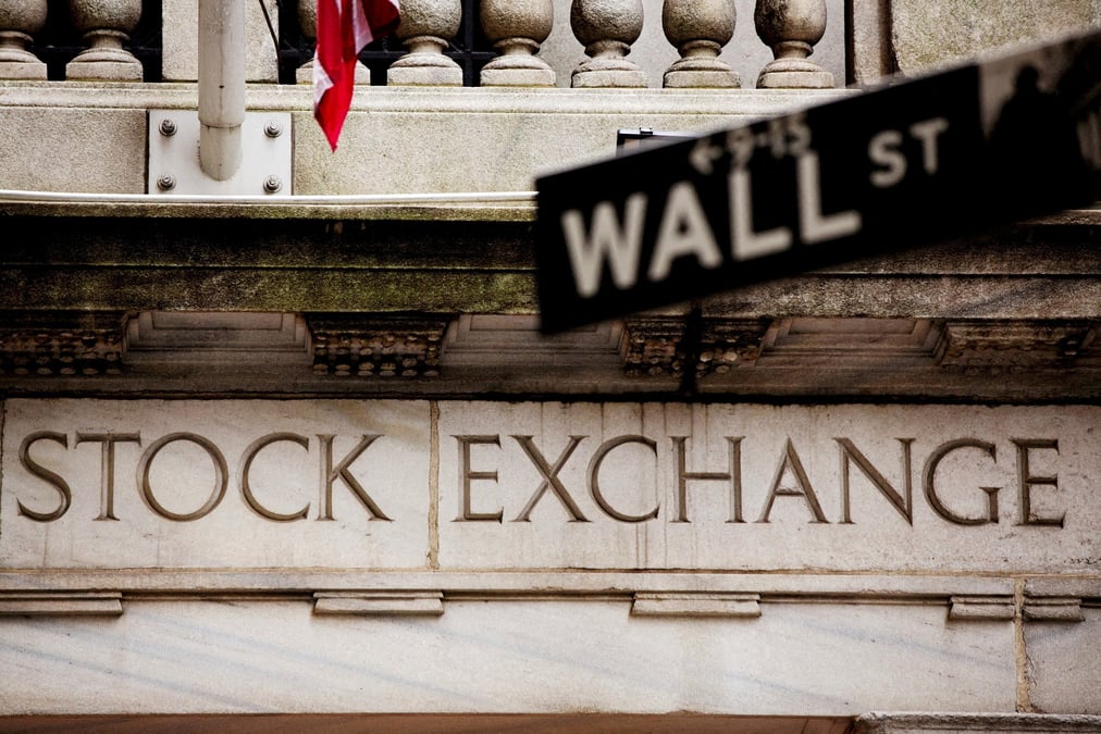 Panneau wall street devant le new york stock exchange