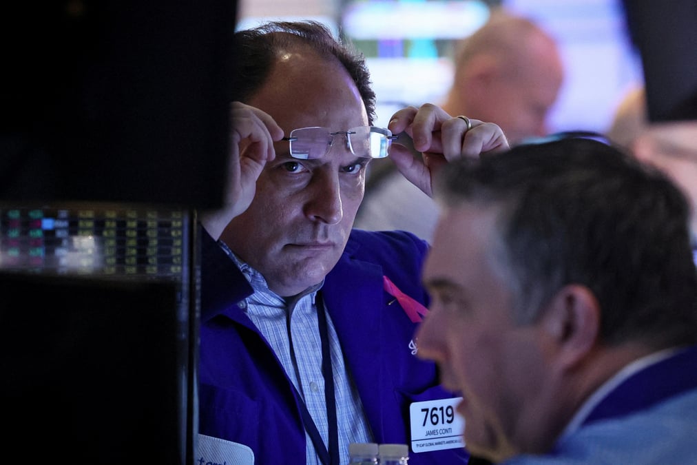 Des traders travaillent a la bourse de new york