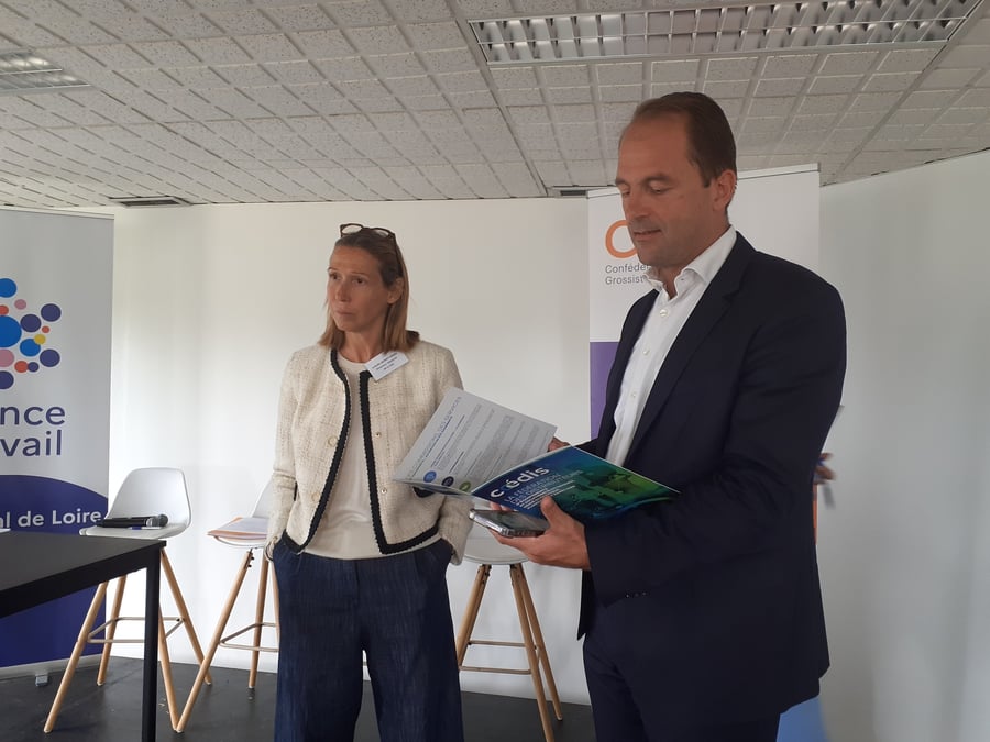 En signant des conventions avec les branches professionnelles, comme ici à Tours le 13 mai avec Isabelle Bernet-Denin, directrice générale de la Confédération des Grossistes de France (CGF), Thibaut Guilluy veut faire de France Travail le partenaire RH externalisé des TPE et des PME.