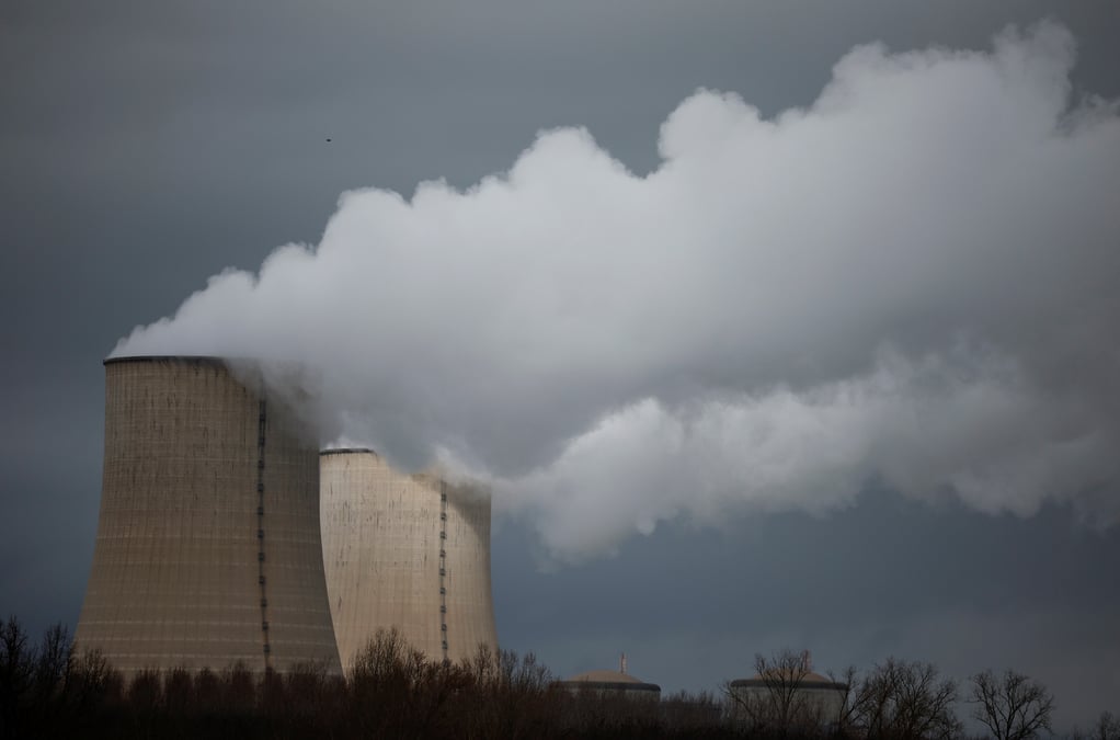 Une tour de refroidissement de la centrale nucleaire de golfech, france