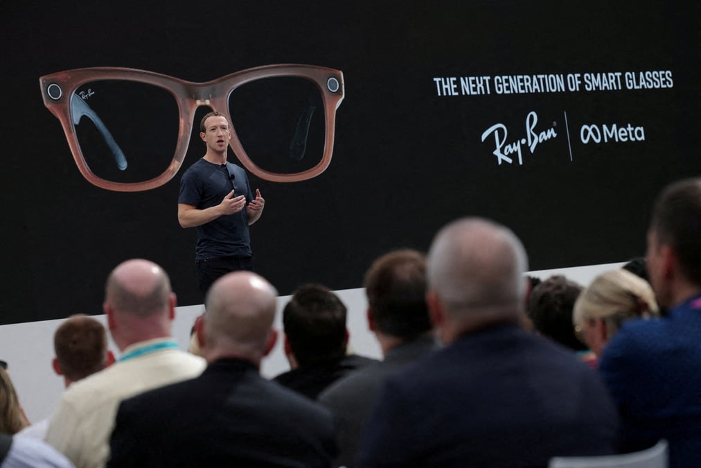 Mark zuckerberg, pdg de meta, presente une paire de lunettes intelligentes ray-ban