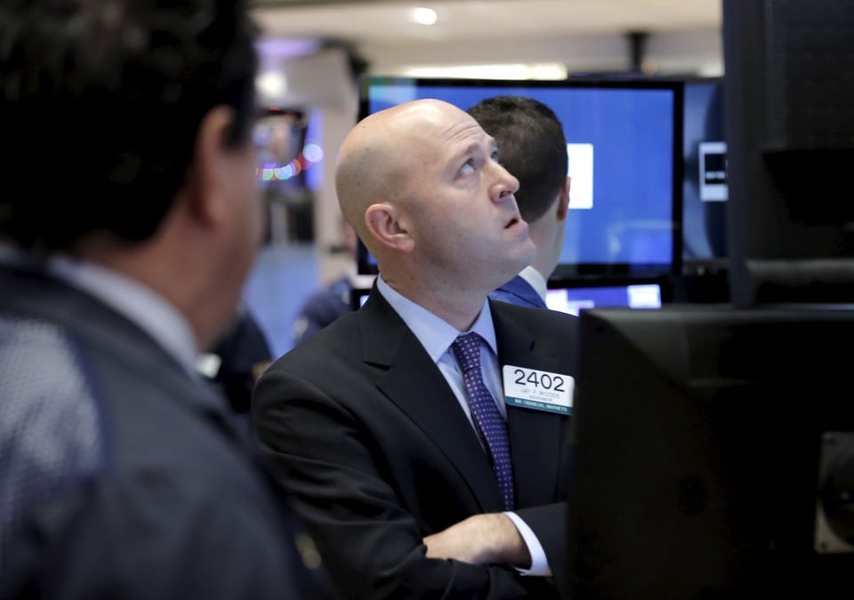 Des traders travaillent a la bourse de new york