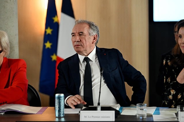 François Bayrou, en déplacement à Lyon jeudi soir, a répondu à la menace douanière américaine sur les spiritueux.
